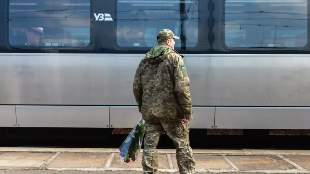 Чтобы выехать за границу в отпуск, военнослужащий должен получить разрешение от своего командира.