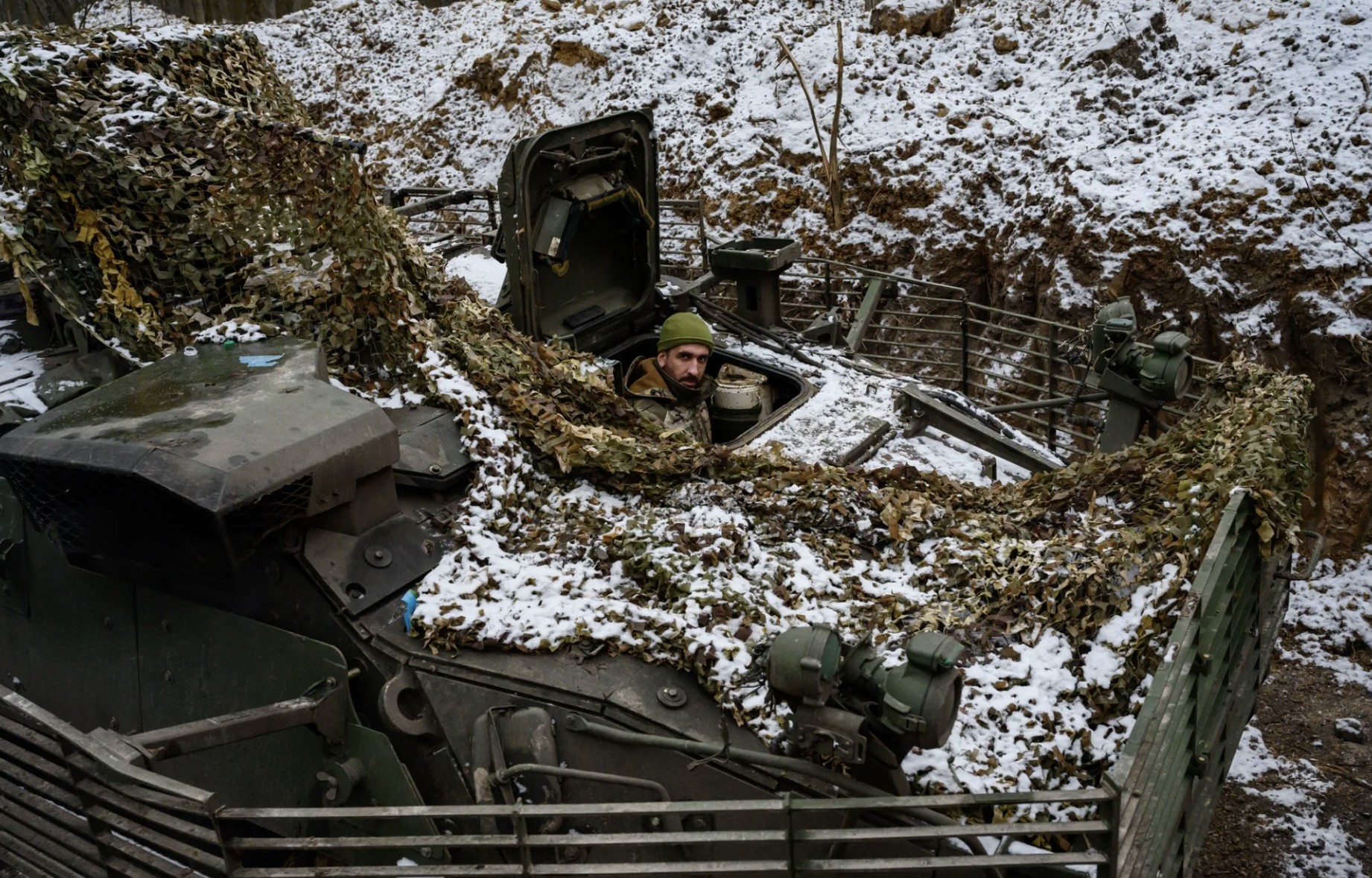 Украинский военнослужащий перемещает свою машину с позиции у границы Курска с Сумами, Украина в январе.